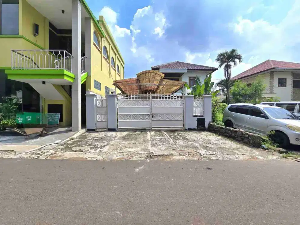 rumah lama terawat lokasi dekat perkantoran jatipadang