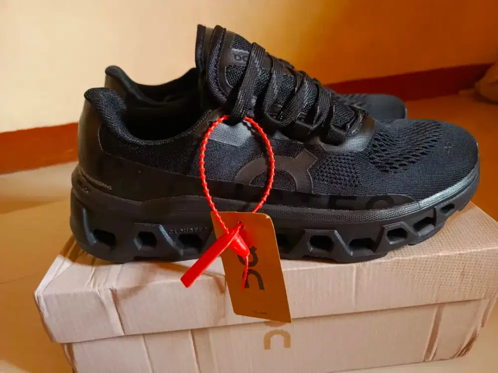 Sepatu On cloud tipe OC Monster