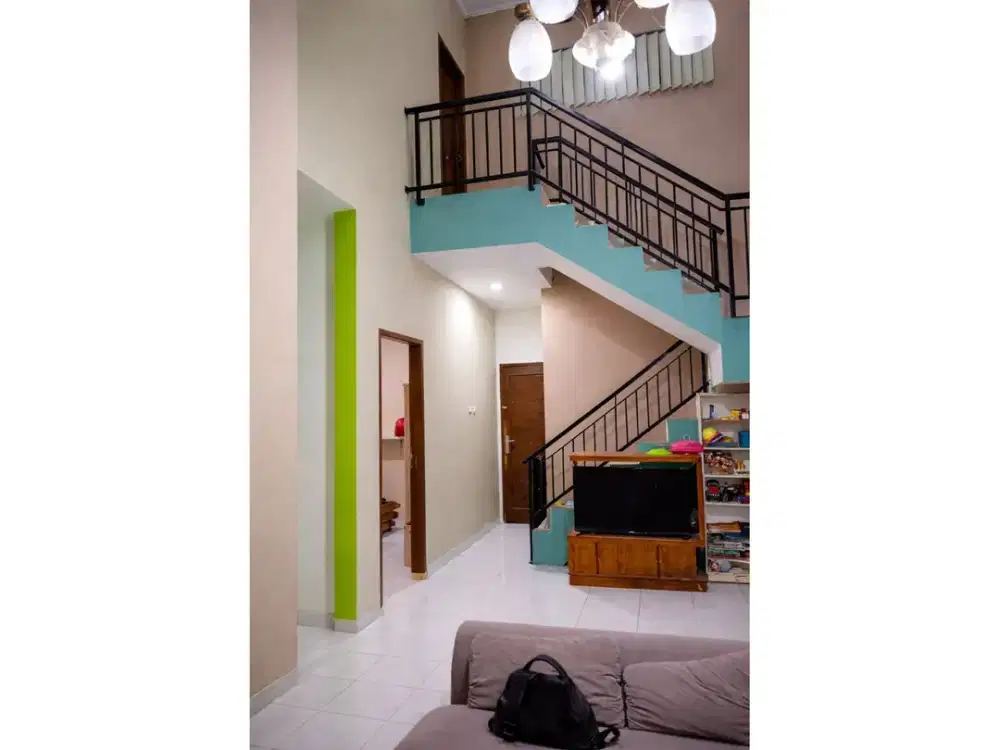 DISEWA RUMAH 2 LANTAI TAHUNAN BAGUS SIAP HUNI STRATEGIS DI SENTUL CITY