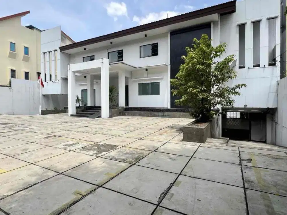 Jual/Sewa Gedung Senopati Kebayoran Baru LT 1237 m² Parkir 50 Mobil Lift Strategis