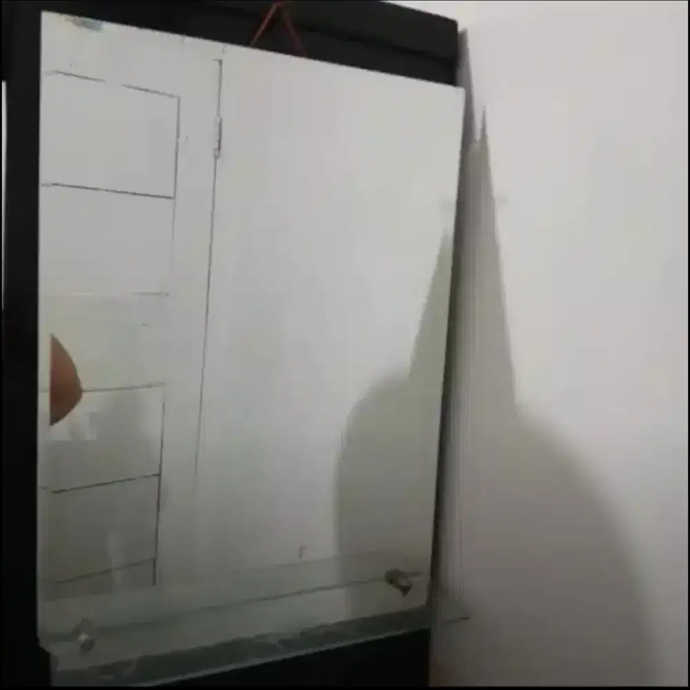 Cermin ukuran tebal setengah badan