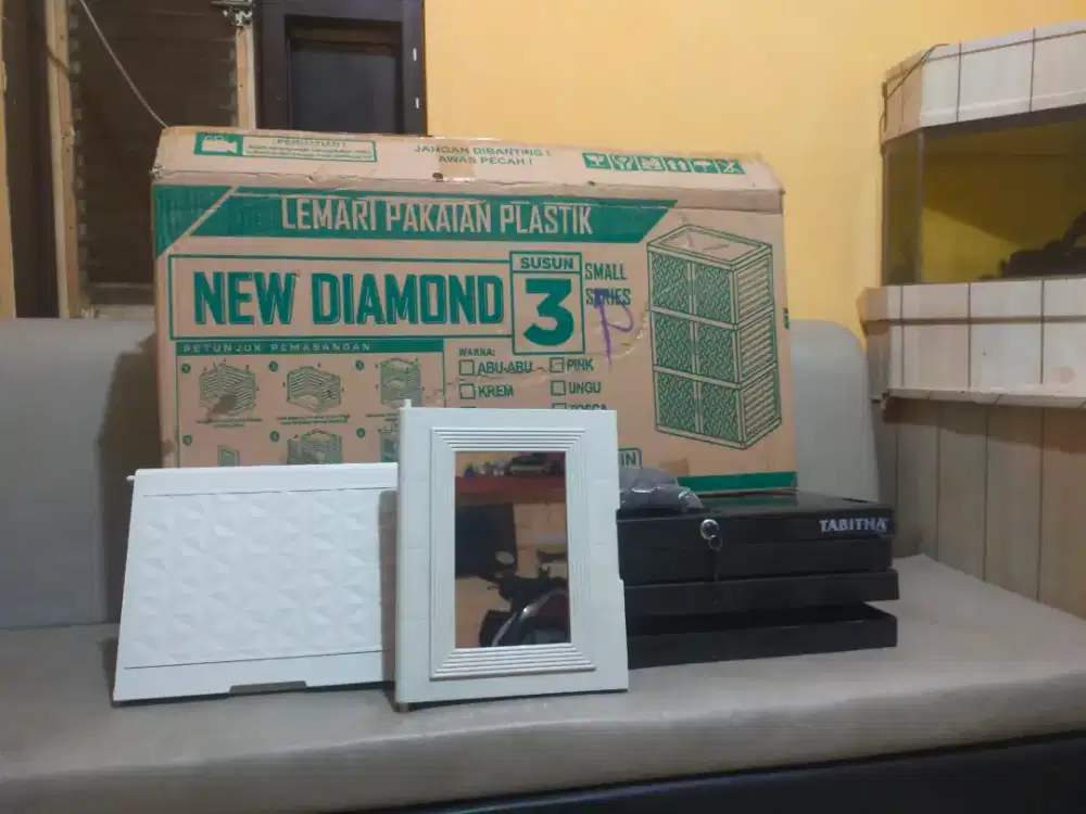 Lemari tabitha 3 pintu + 1 kunci + kaca