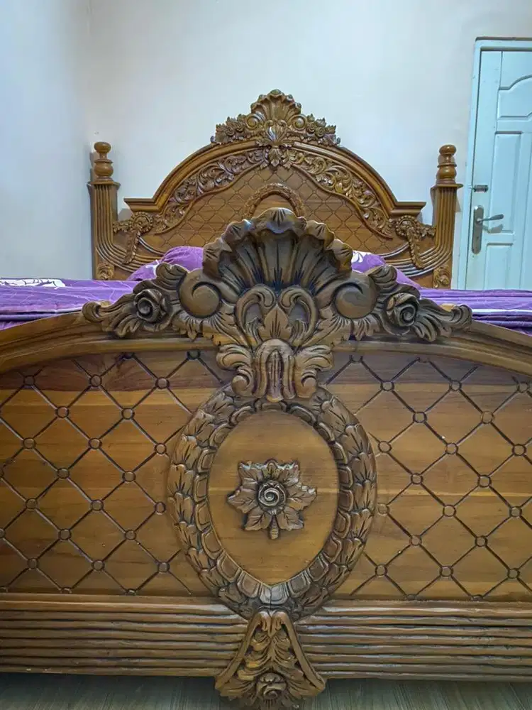 Ranjang Kayu Jati Ukir