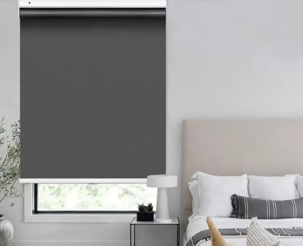 Roller blind black out