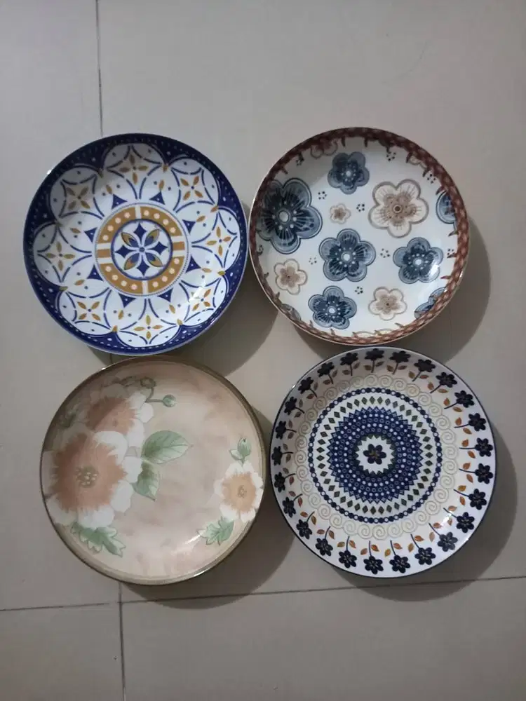 Piring Keramik bermotif