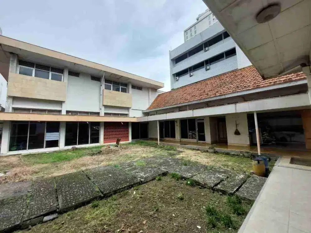 RUMAH STRATEGIS DI JL RAYA AHMAD YANI PLEBURAN SEMARANG SELATAN