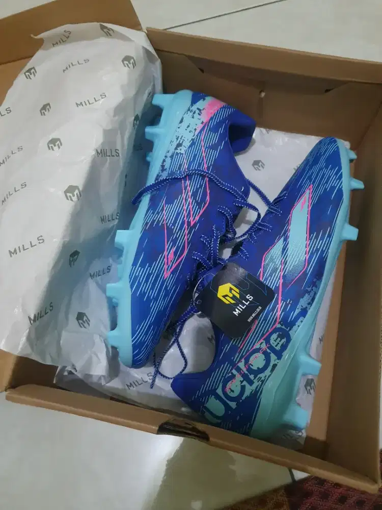 Sepatu Bola Mills