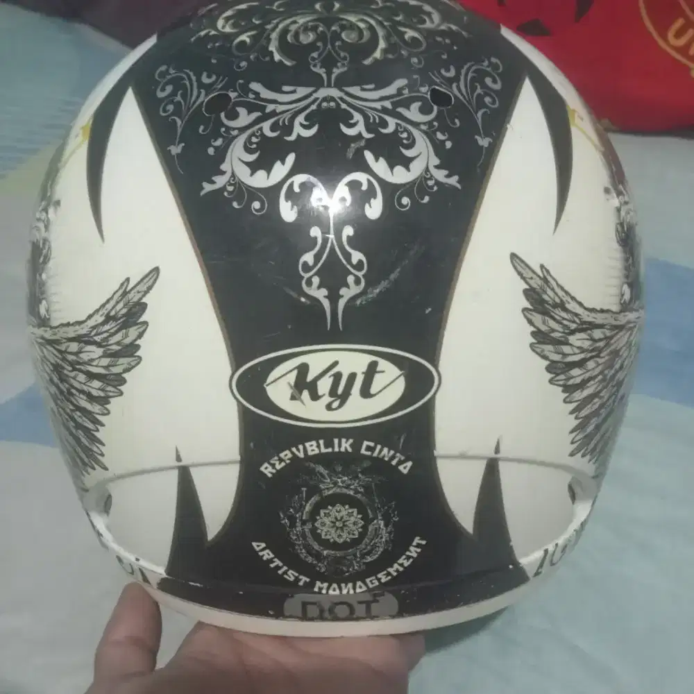 Helm motor bekas KYT