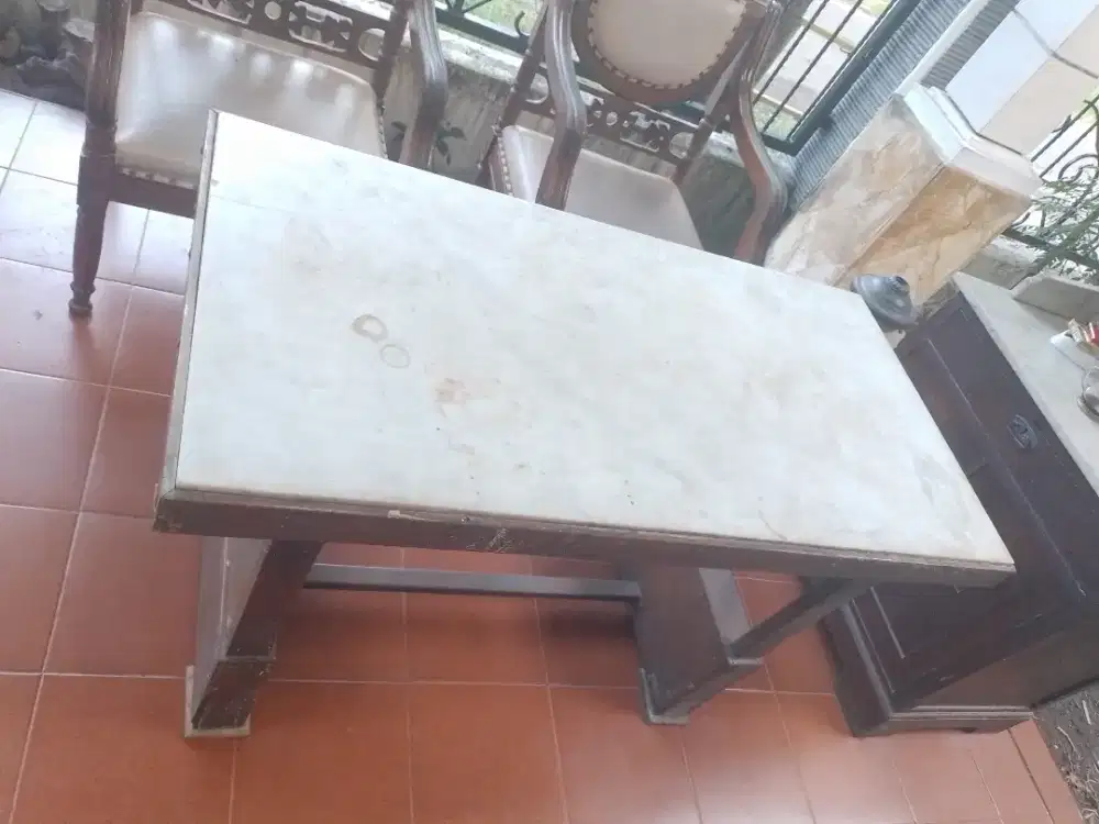 Meja marmer tua peninggalan belanda