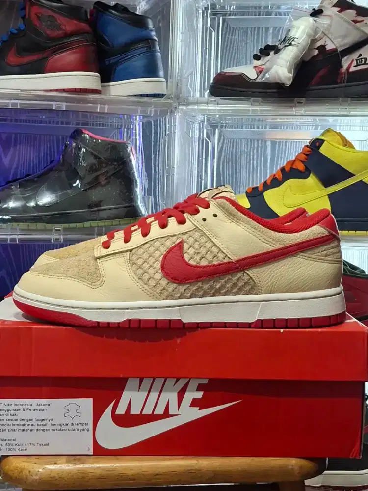 DUNK LOW STRAWBERRY WAFFLE SIZE 44.5 BNIB ORIGINAL