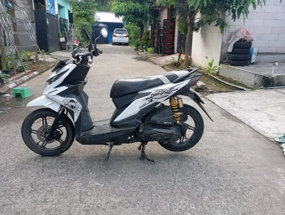 Honda beat street tahun 2017 putih komplit
