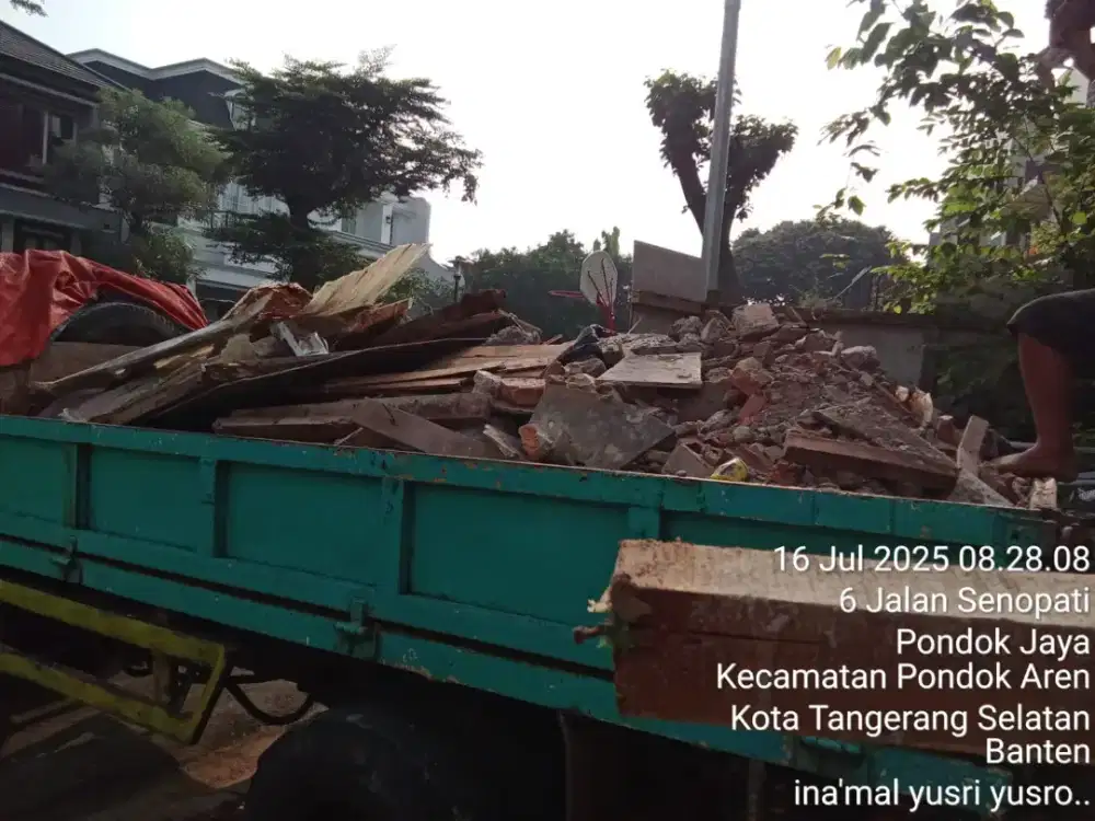 Tanah urugan dan puing