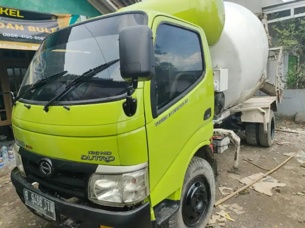 Truck mixer Hino Dutro tahun 2015