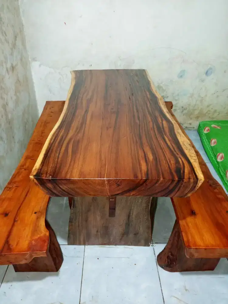 MEJA KAYU TREMBESI SOLIT UTUH