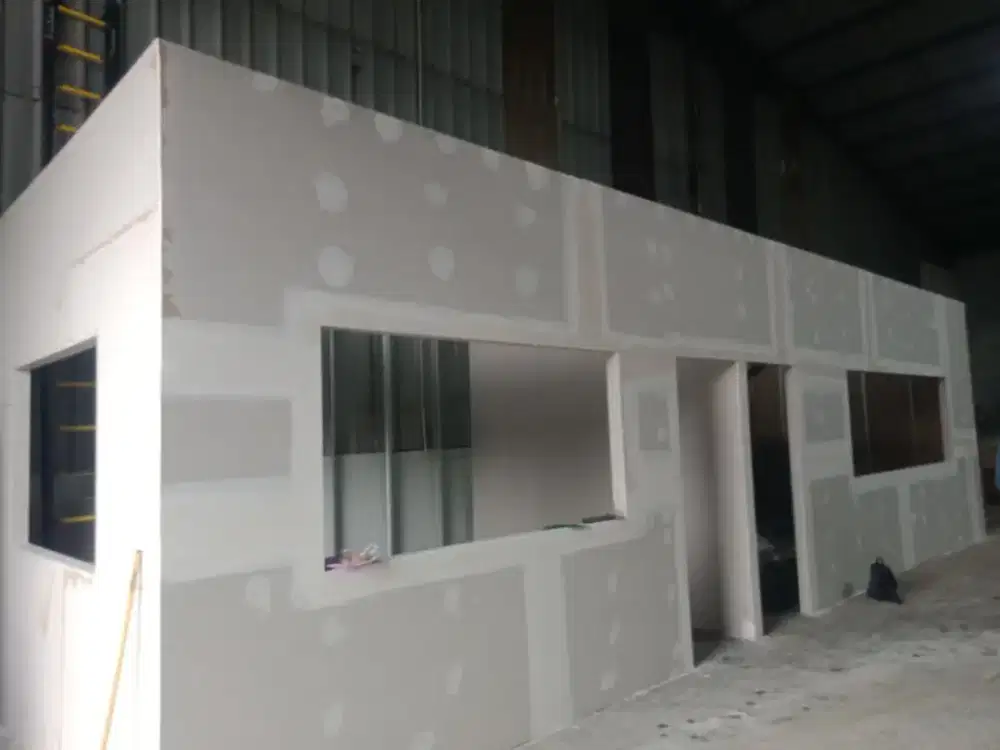 partisi kaca dan partisi gypsum