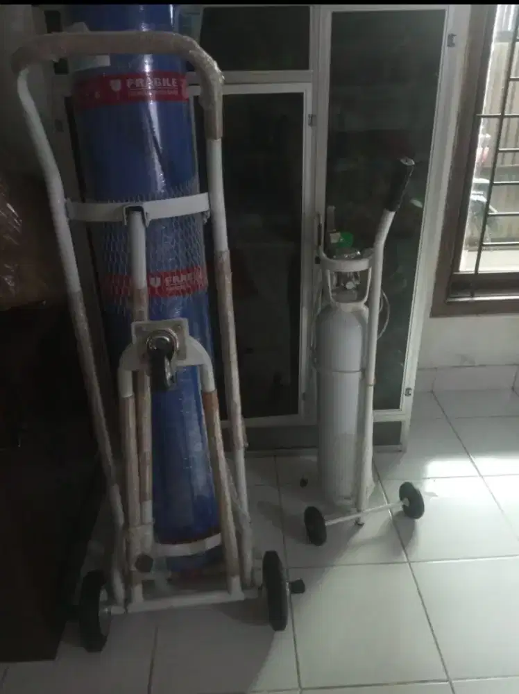 Dijual 1 tabung oksigen besar 1 tabung oksigen kecil