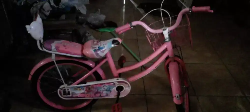 Sepeda anak, warna pink