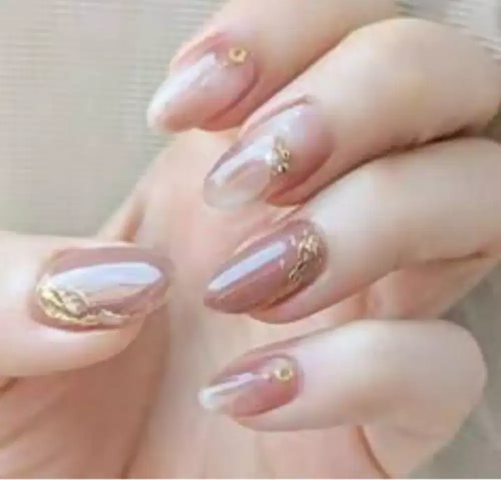 Pegawai nail art atau salon kuku