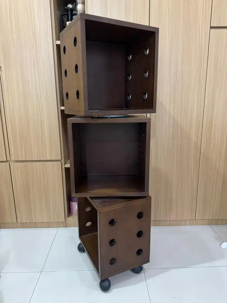 Lemari Kayu Kubus Cube Unik merk The Line