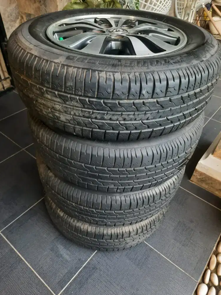 Di jual Velg ORIGINAL dan Ban  Innova barong