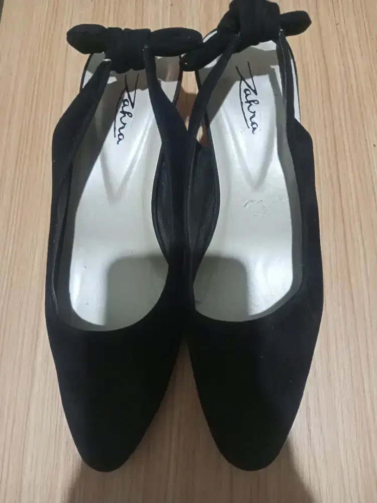 Sepatu heels wanita Hitam merk Zahra