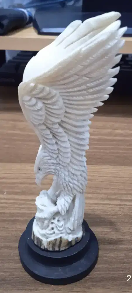 Ukiran tulang Bali motif burung elang