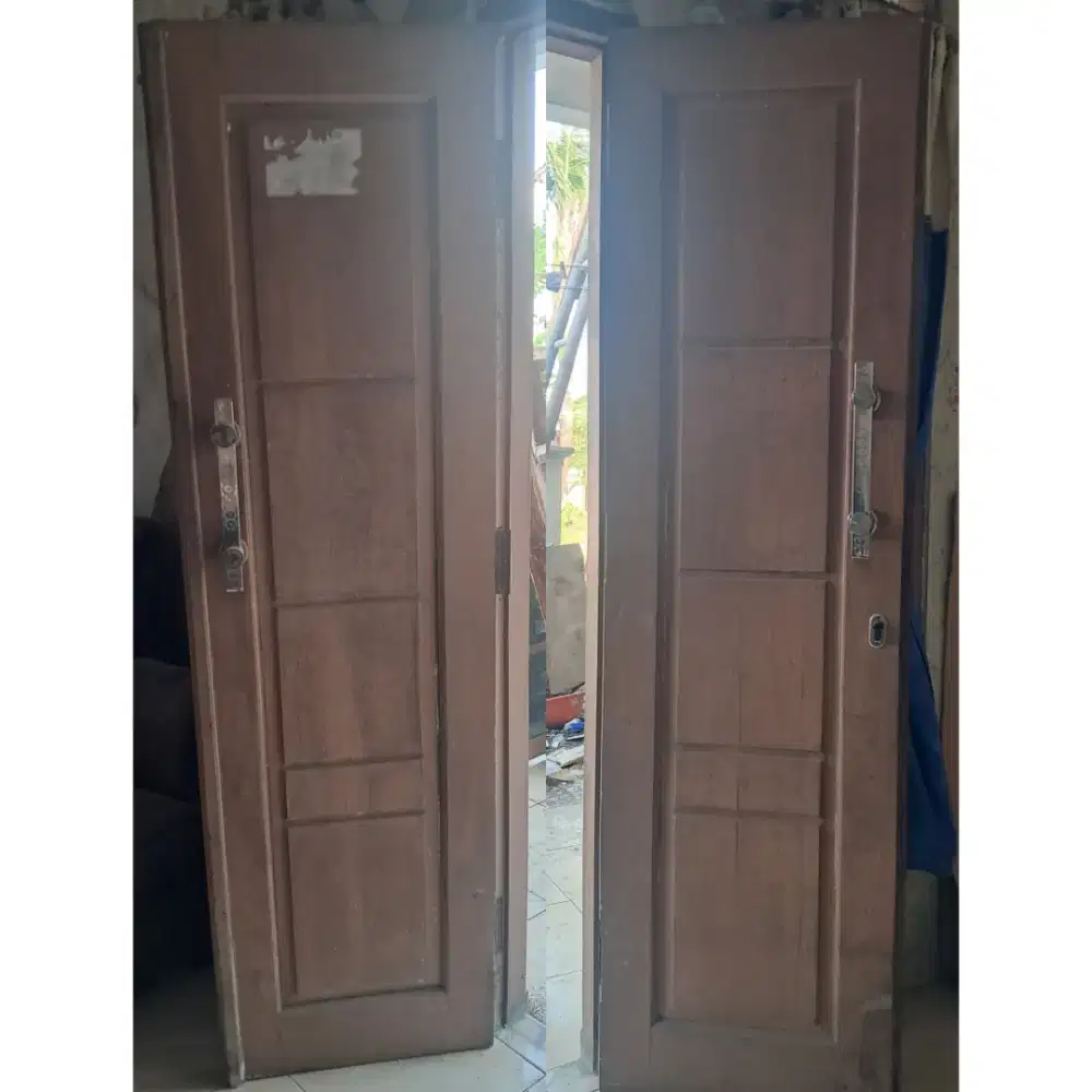 Pintu solid bekas