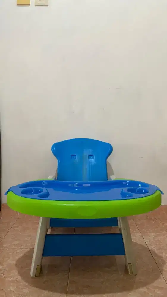 Meja makan anak balita