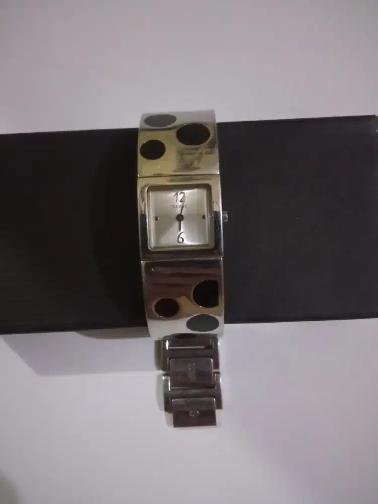 Dijual jam tangan merk Guess rantai untuk wanita