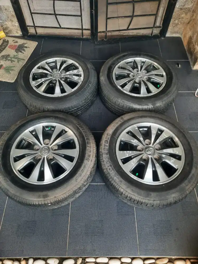 Di jual Velg original + ban innova barong