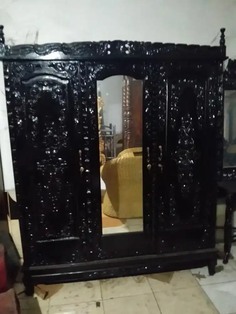 lemari pakaian jati ukiran