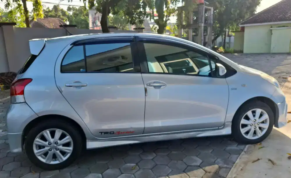 Yaris 2012 E MT