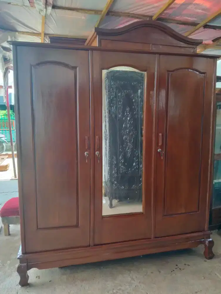 lemari pakaian jati tua