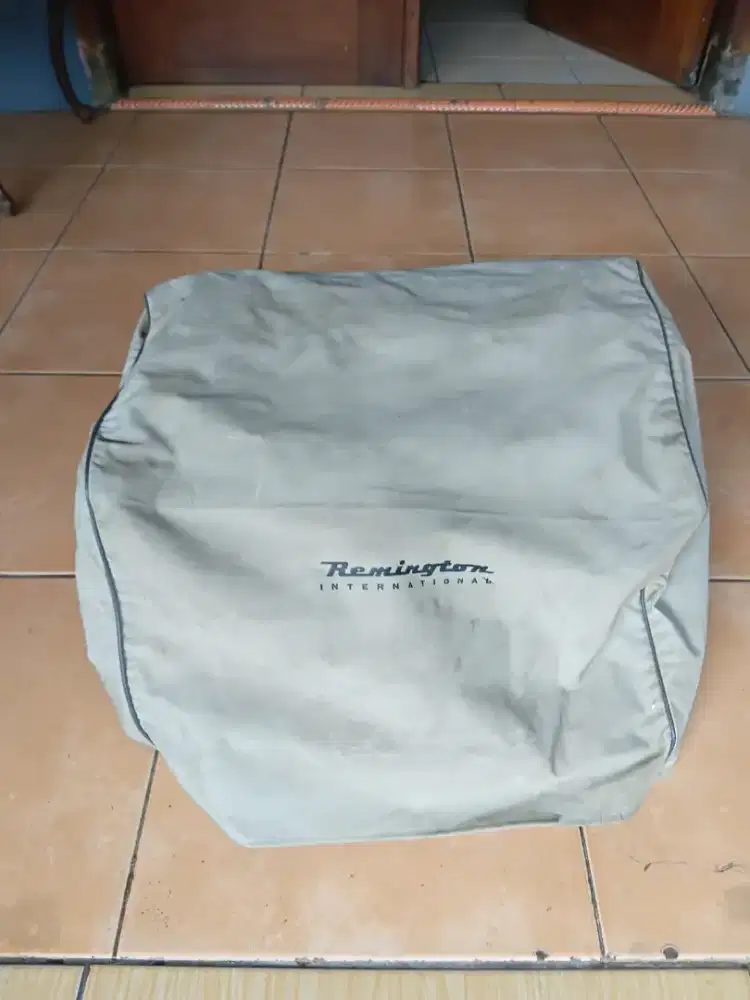 mesin tik vintage Remington QuietRitersebuah barang koleksi ikonik1950