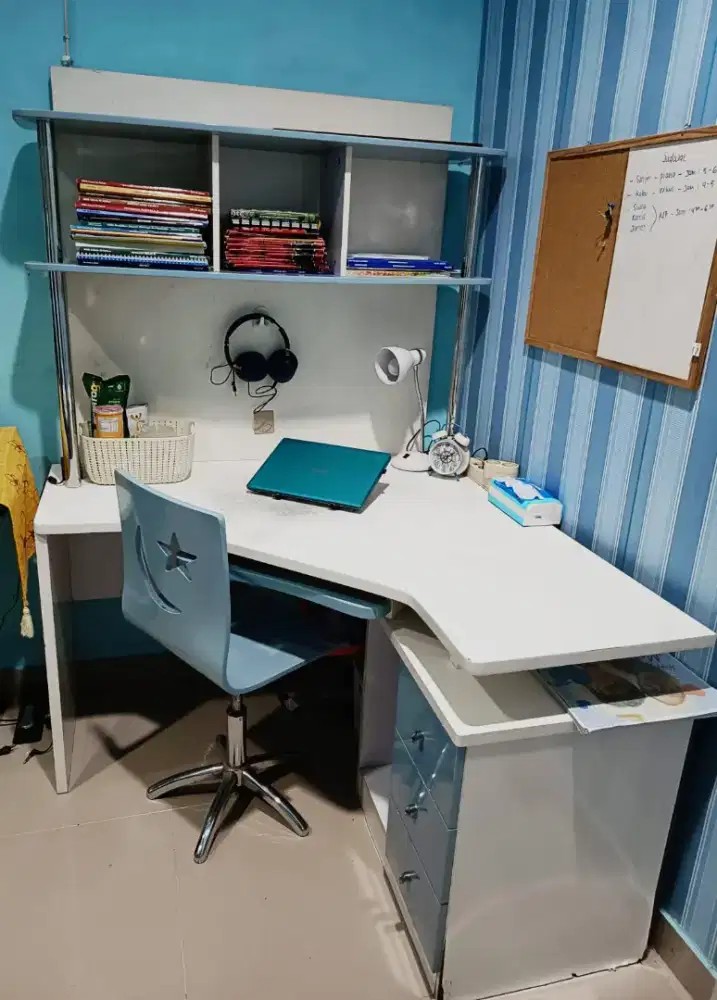 Meja belajar + kursi dan lemari pakaian