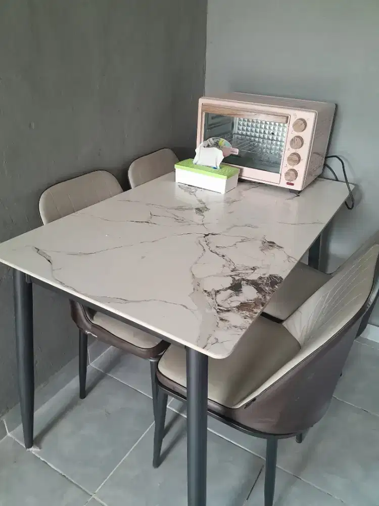 Meja makan marmer