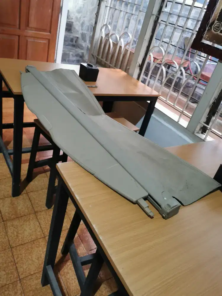 Separator/toneu/penghalang bagasi