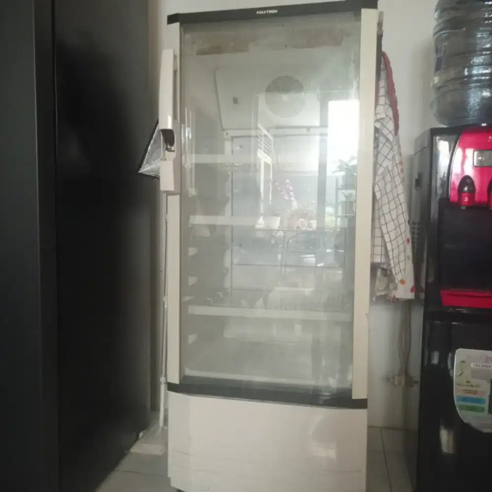 Show case Polytron kulkas jualan