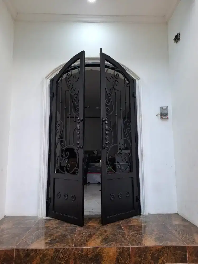 Pintu model tempa klasik