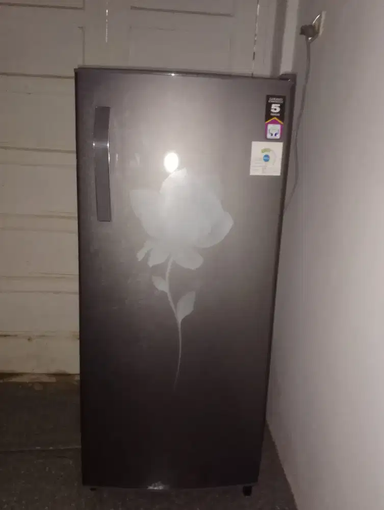 Menjual kulkas Polytron