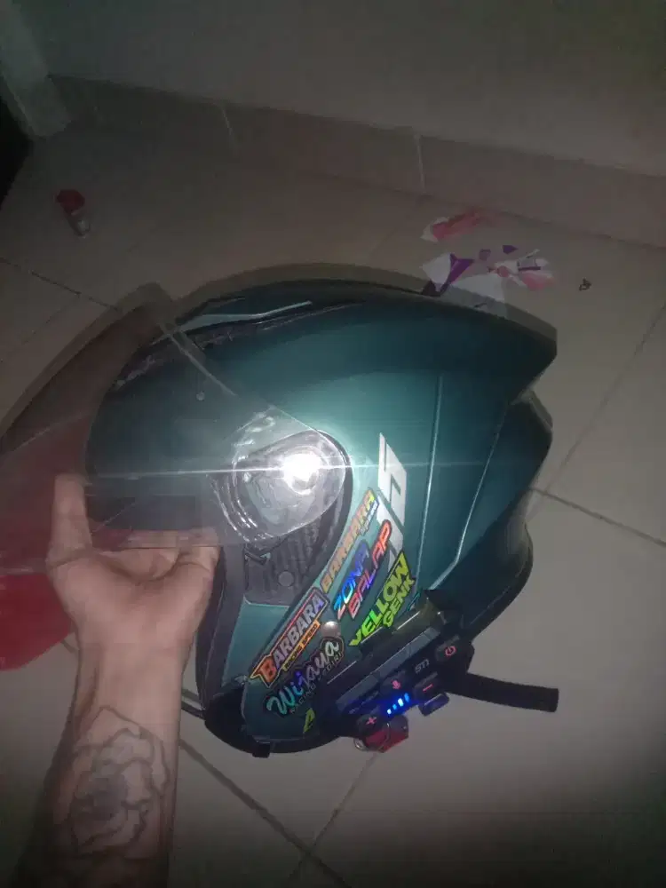 Jual helm ada untuk dengerin musik nya bluetooth