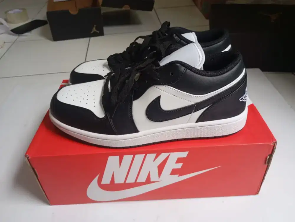 Sepatu Nike Jordan hitam putih UK 42