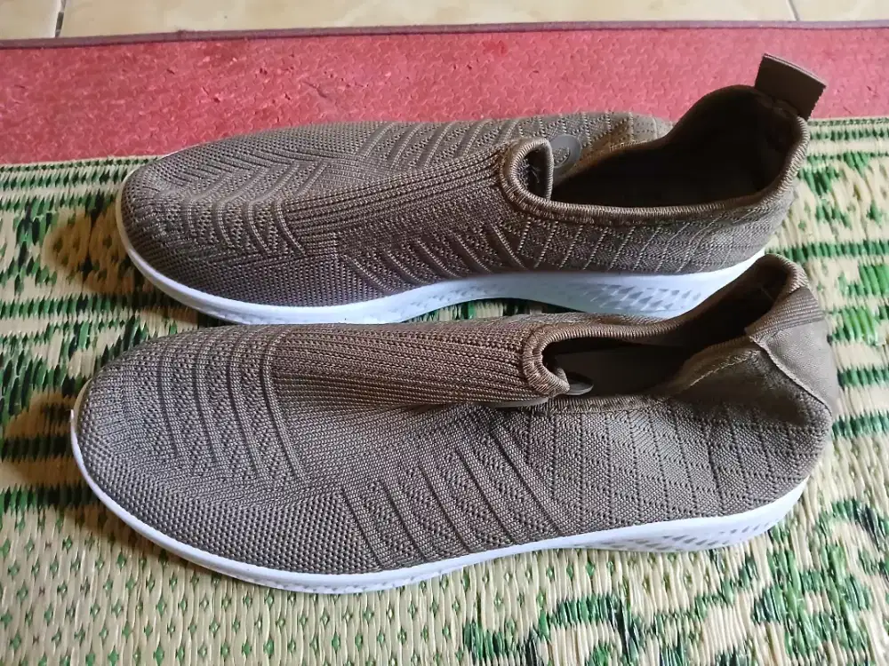 Sepatu slip on tanpa tali