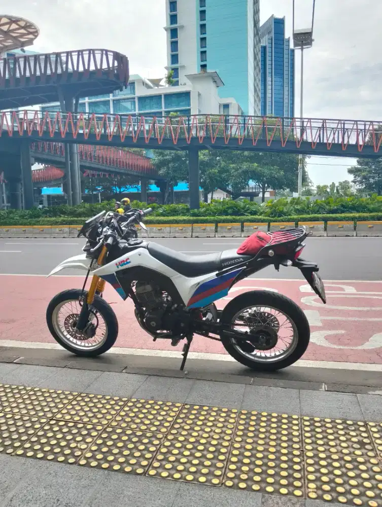 Di jual santai Honda crf tahun 2023 akhir konsep supermoto