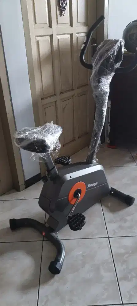 Sepeda statis LIKE NEW merek BERWYN