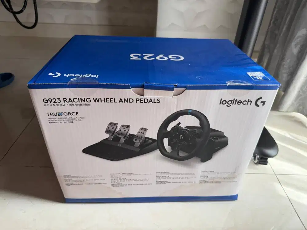 Logitech G923 Racing Wheel and Pedals (hampir baru)