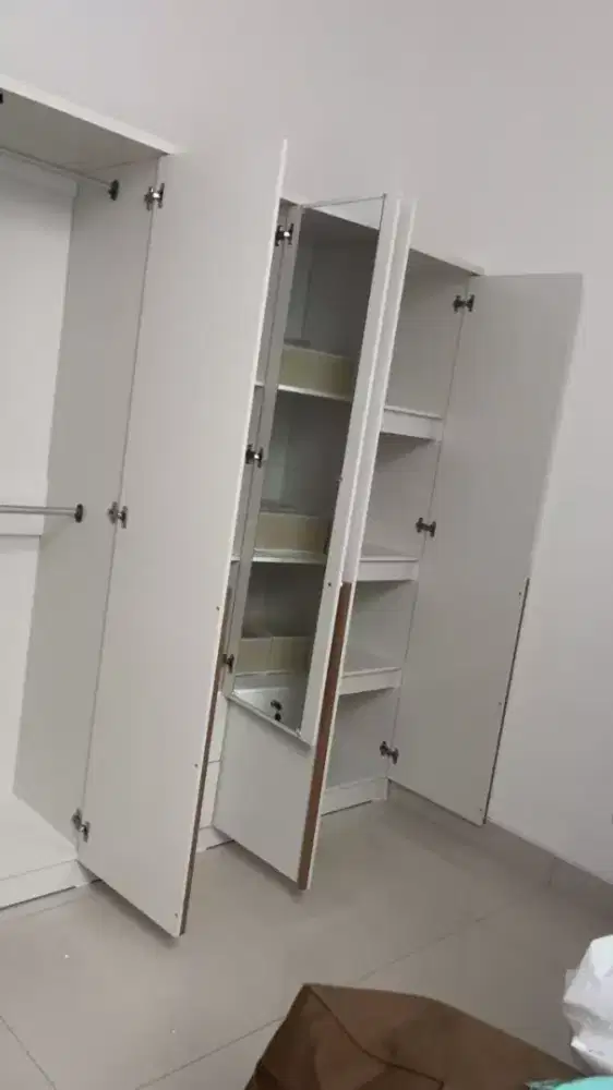 Lemari pakaian minimalis modern