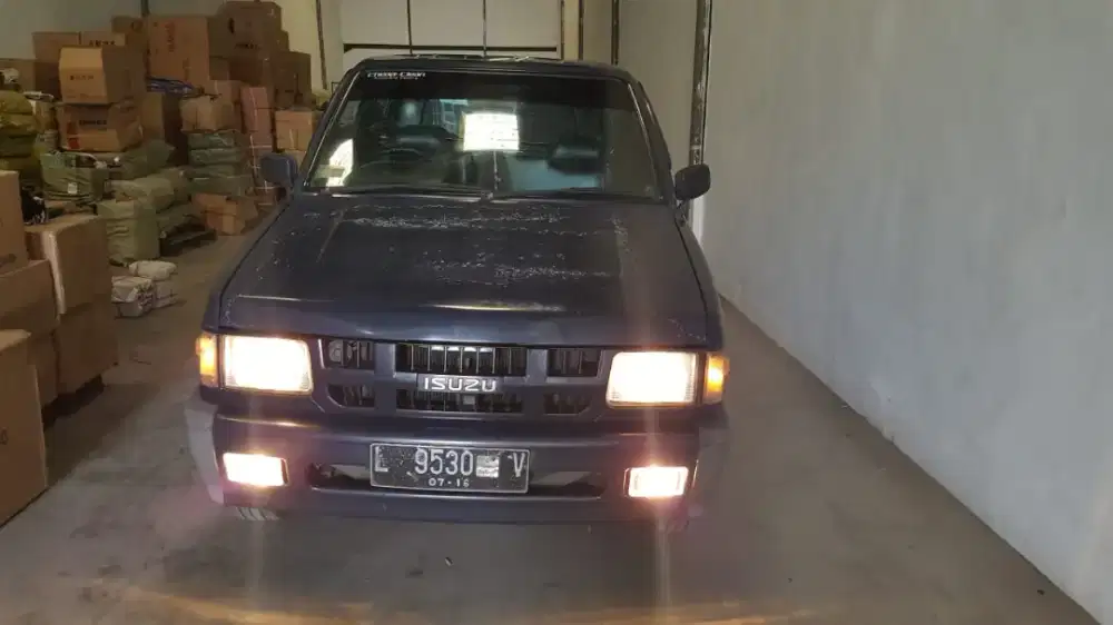 Isuzu 2016 pick up hitam