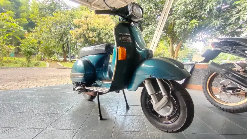 Vespa 1980 warna hijau gelap