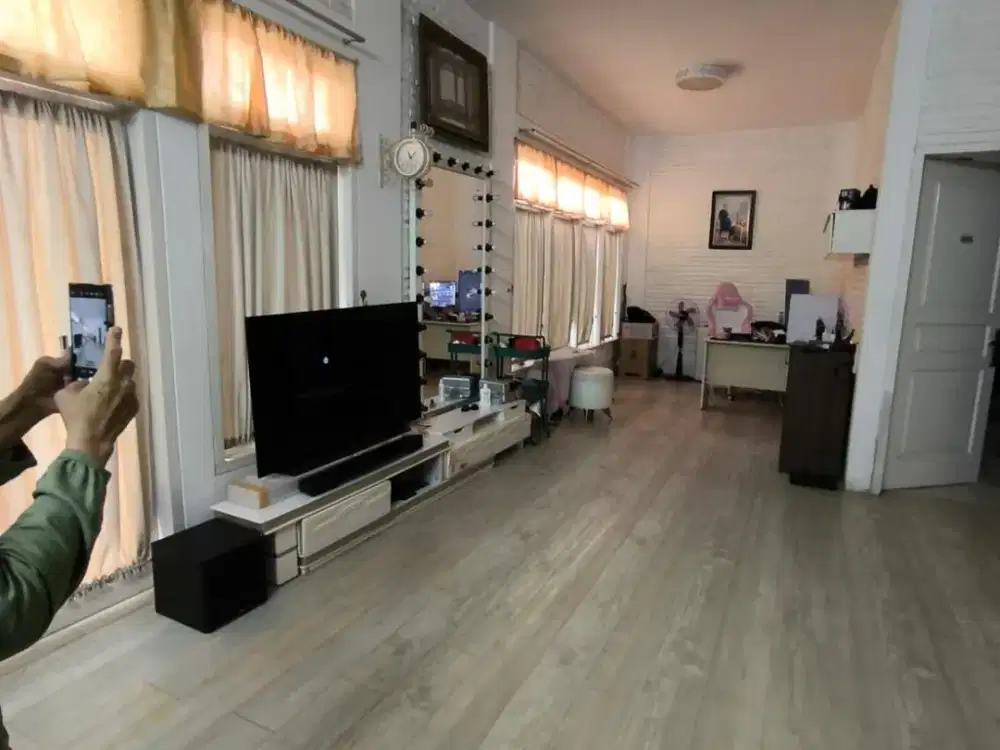 Jual rumah bagus di Warung Buncit, Full Furnished, Lokasi super strategis, bebas banjir